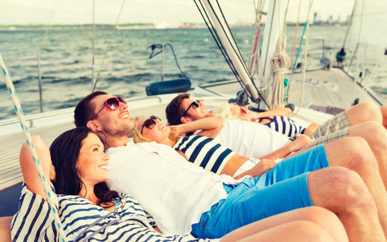 Our friends sail into the sea. Adventure with friends. Друзья поплыли на яхте в море и пошли. Our friends sail into the sea. Катамаран на карибах.